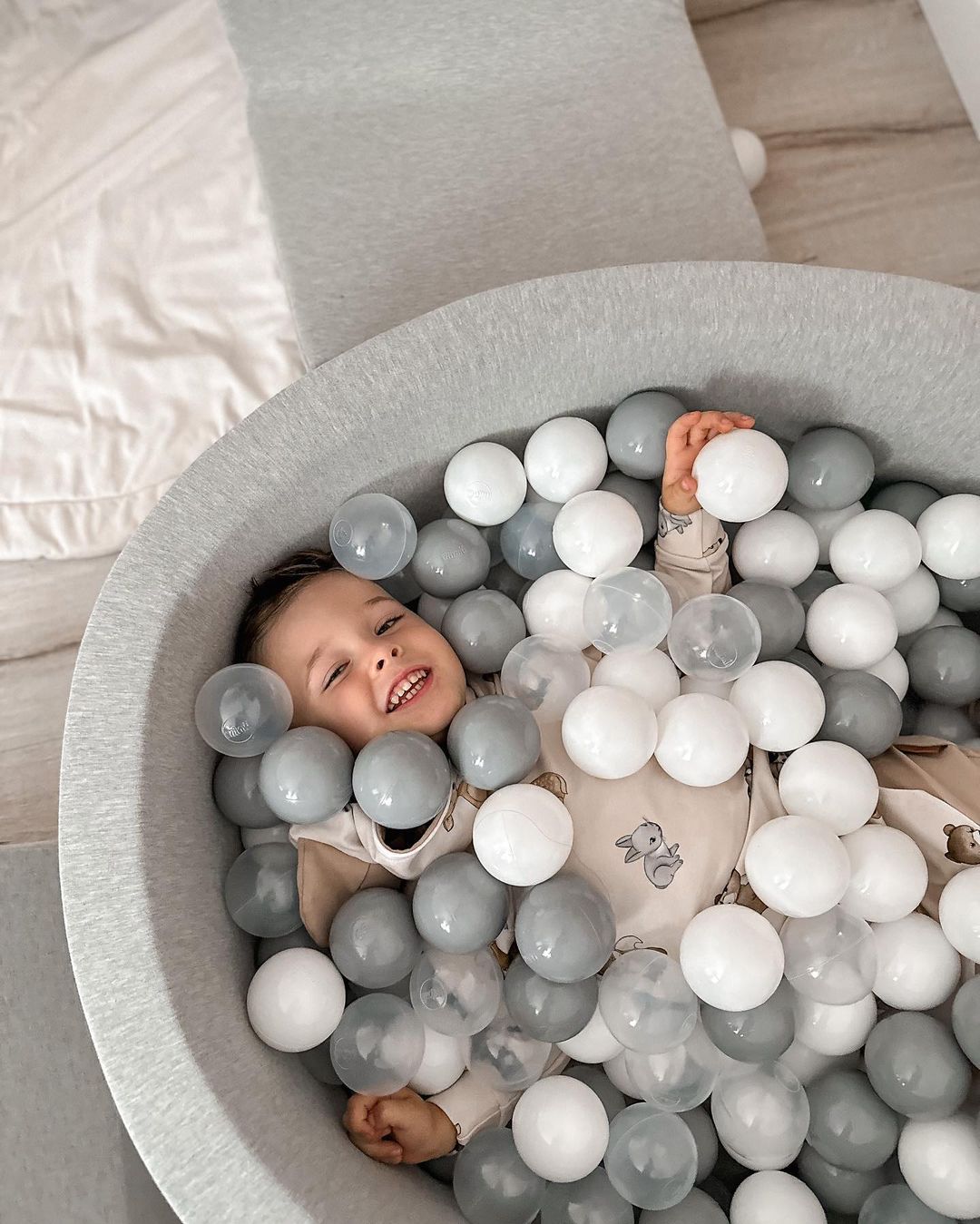 Foam play area with round pool 90x30 light gray + 5 elements + 200 balls