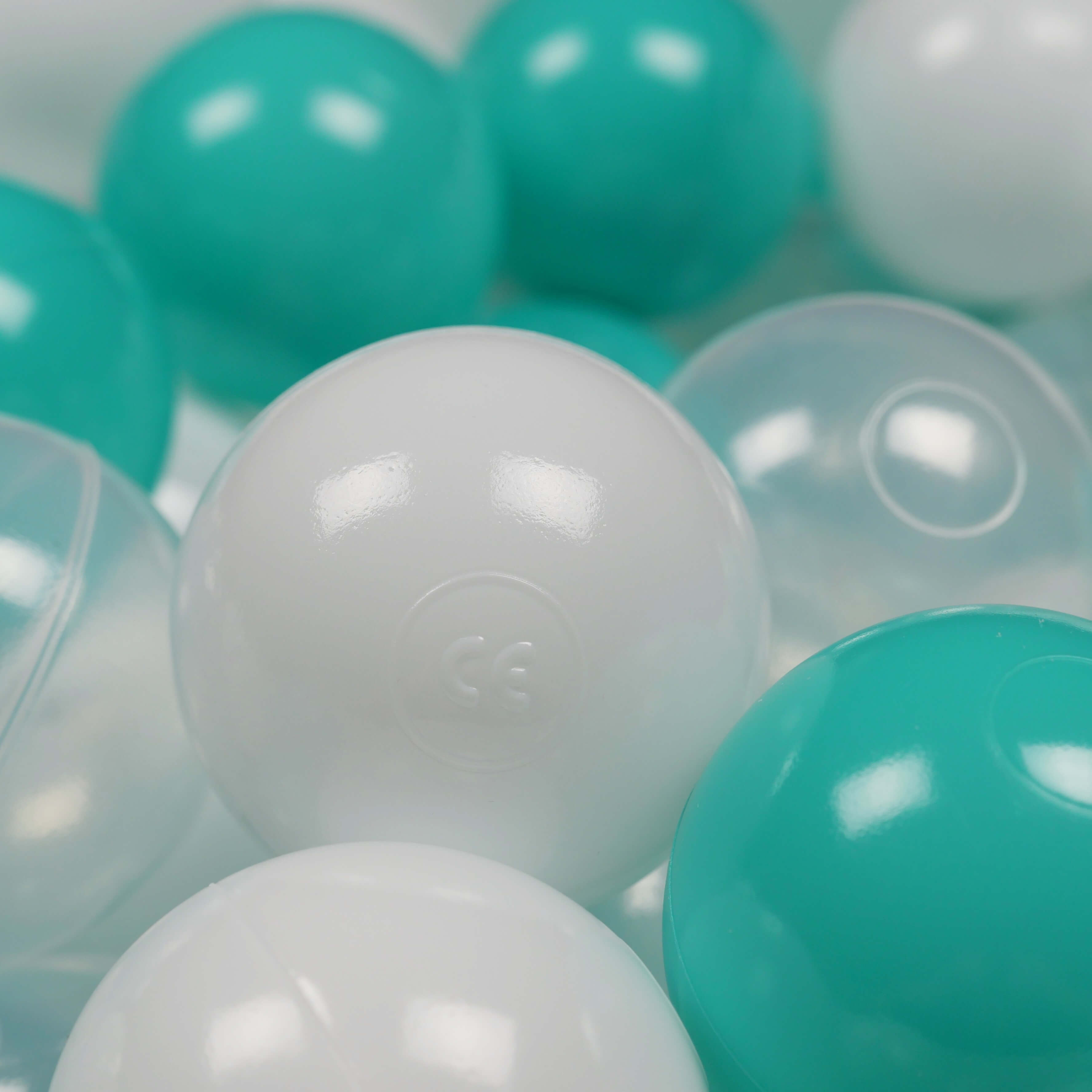 400 Stück Spielbälle mit 7 cm Durchmesser in Weiß, Transparent und Türkis.