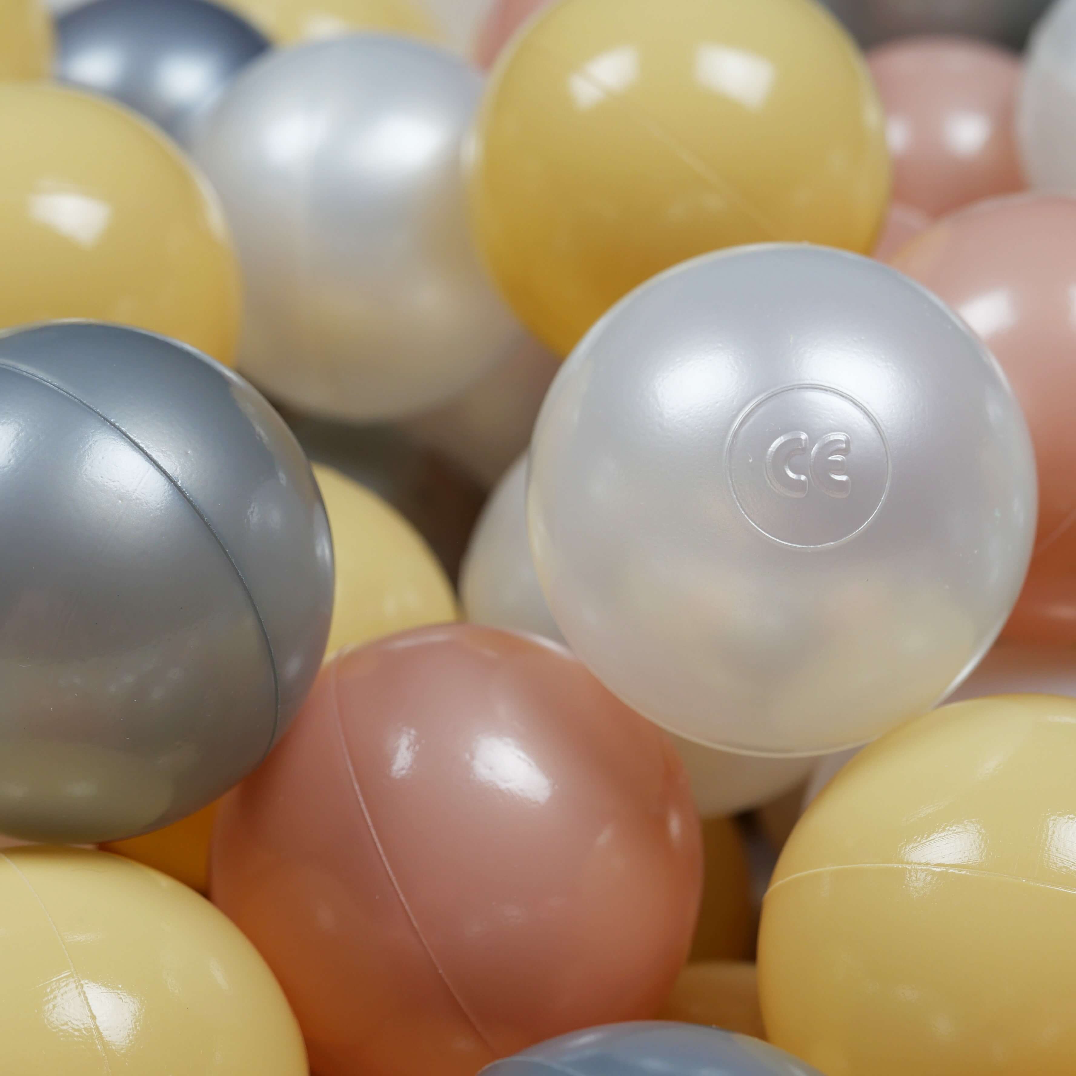 200 Spielbälle mit 7 cm Durchmesser in den Farben Perlmutt, Roségold, Beige und Silber.