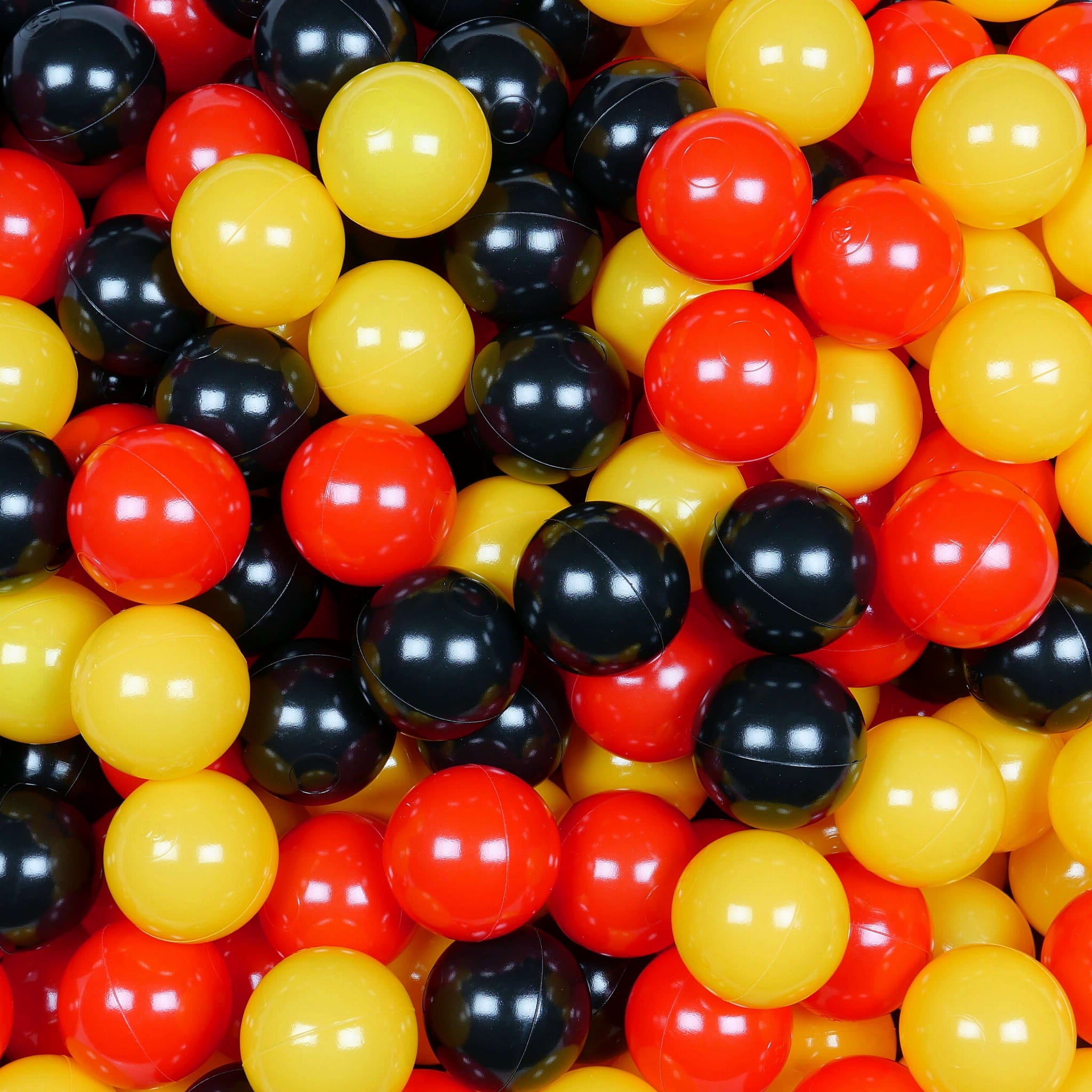200 Spielbälle mit 7 cm Durchmesser in Gelb, Rot und Schwarz