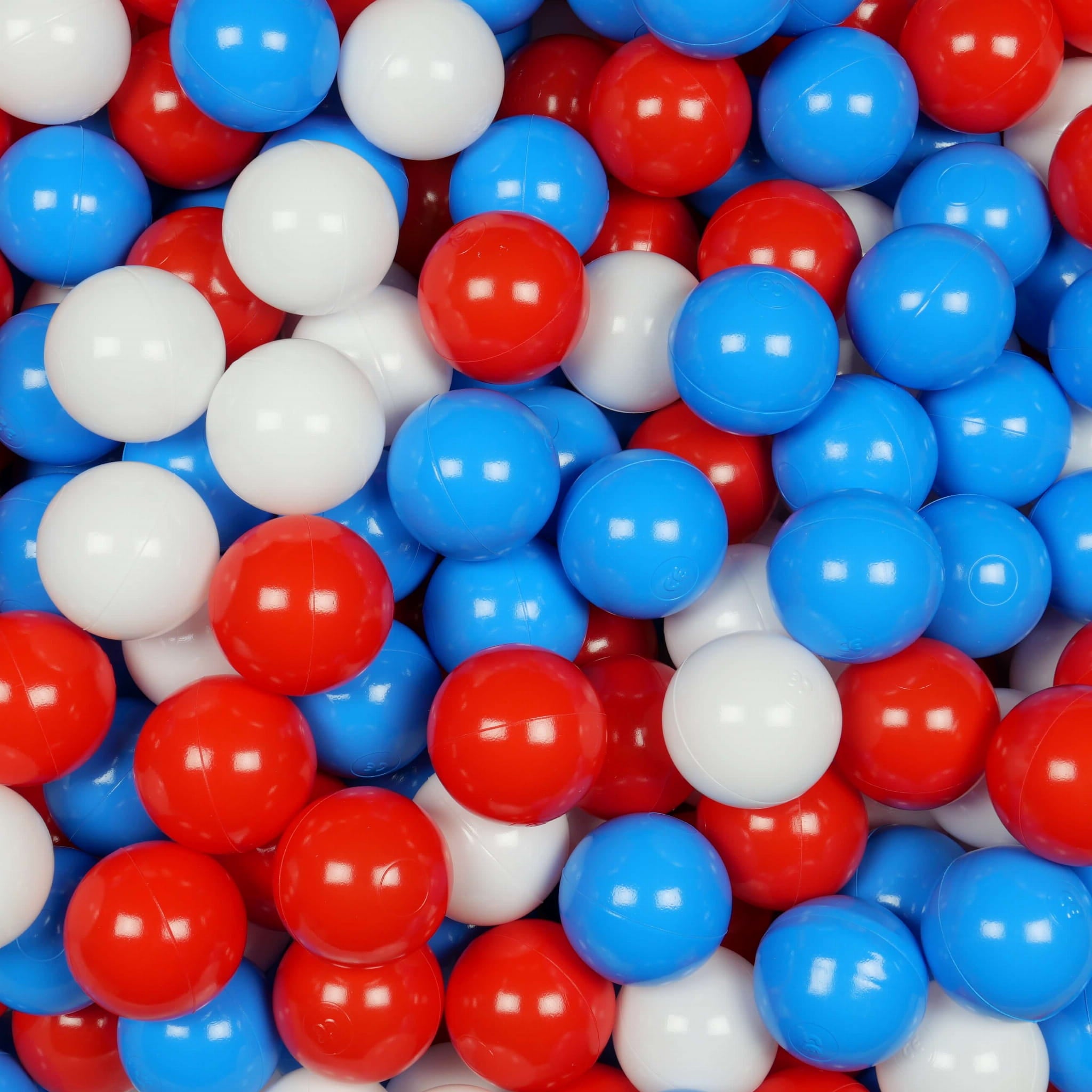 300 Spielbälle mit 7 cm Durchmesser in Weiß, Rot und Blau