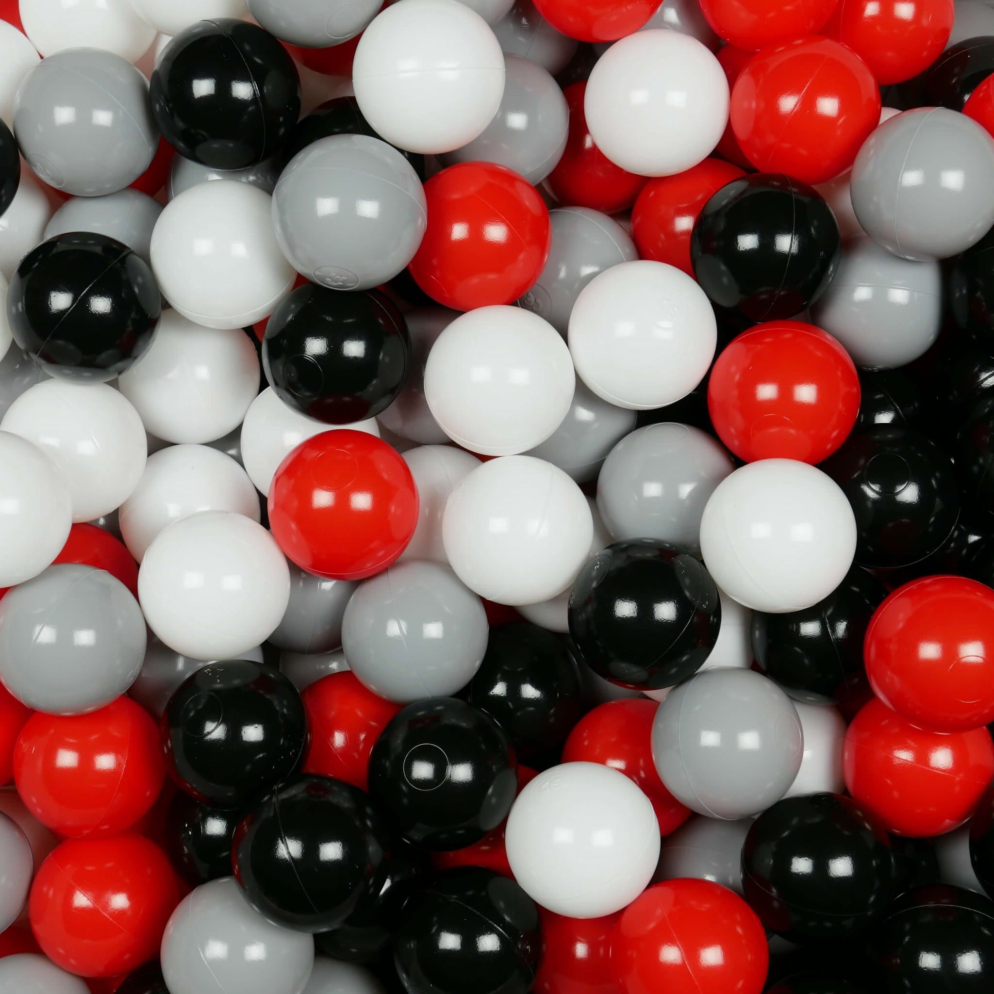 300 Stück Spielbälle mit 7 cm Durchmesser in Weiß, Rot, Schwarz und Grau.