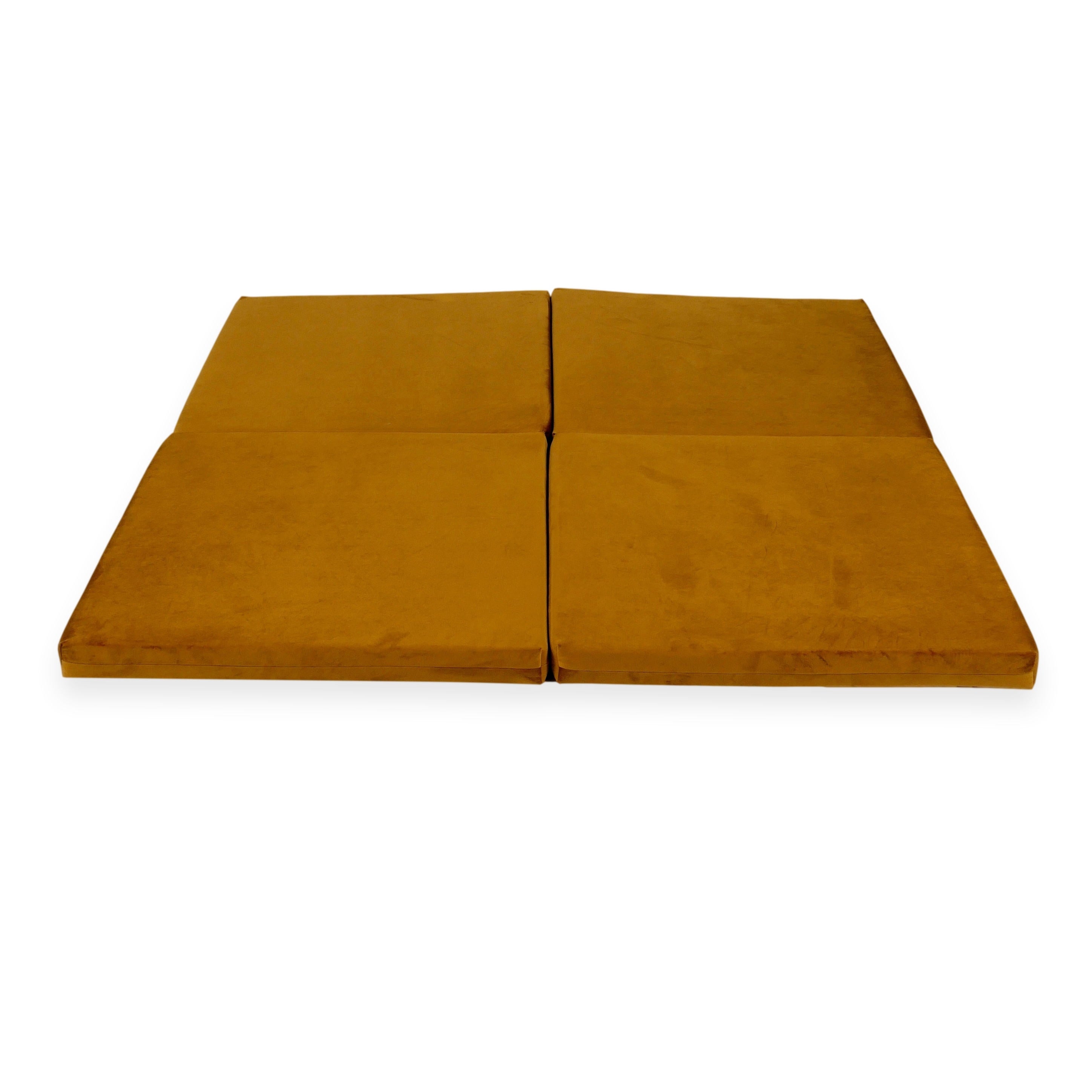 Quadratische, faltbare Babyspielmatte 120 x 120 cm aus Samt