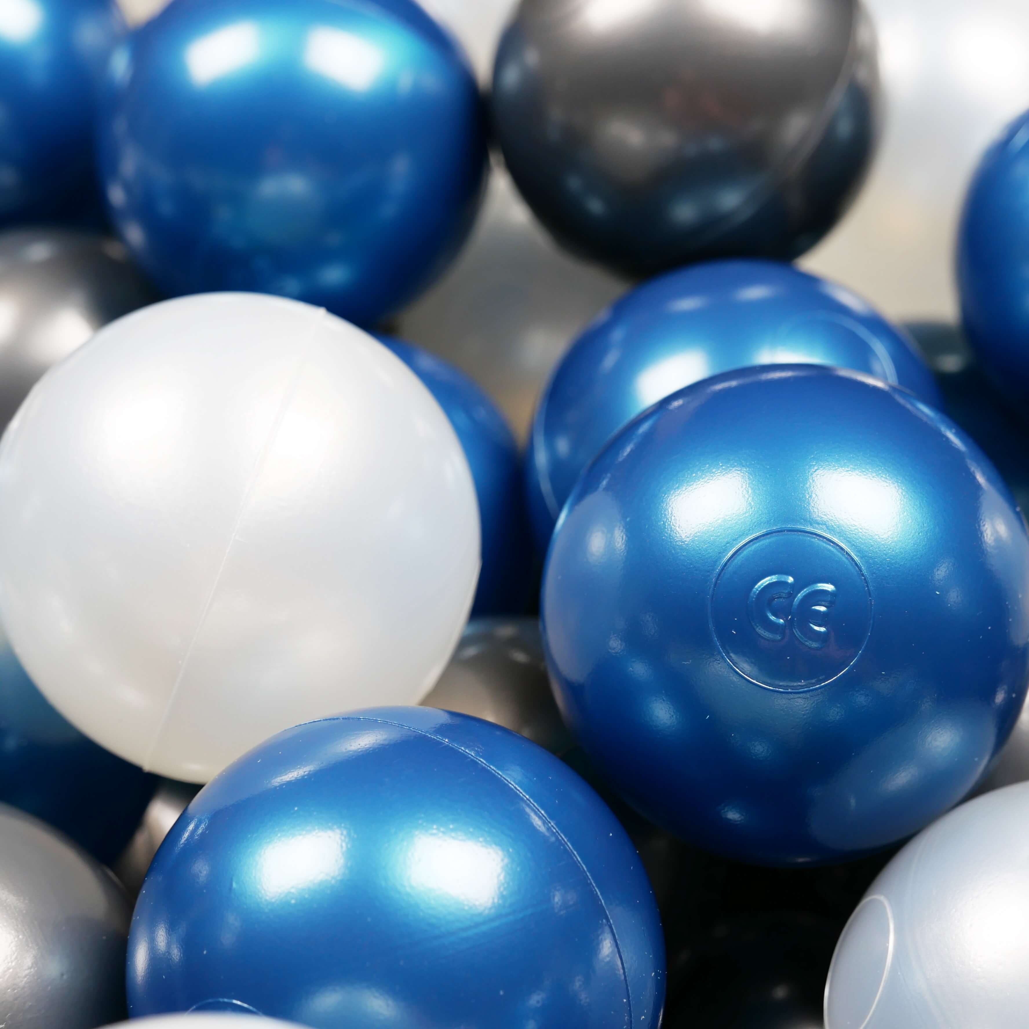 50 Stück Spielbälle mit 7 cm Durchmesser in den Farben Perlmutt, Metallic-Blau und Metallic-Graphit.