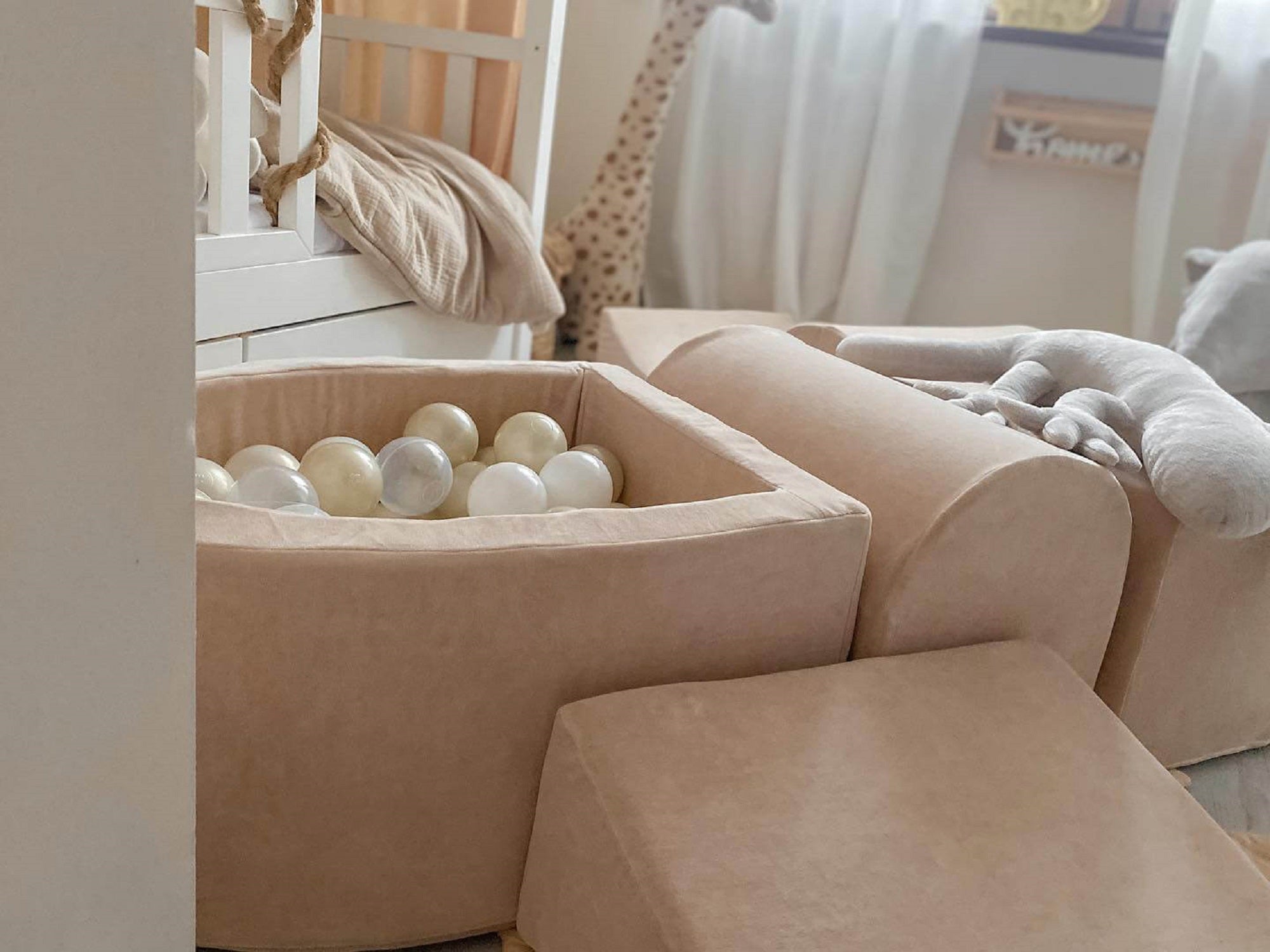 Foam play area with bridge and micro velvet soft beige pool + 100 balls