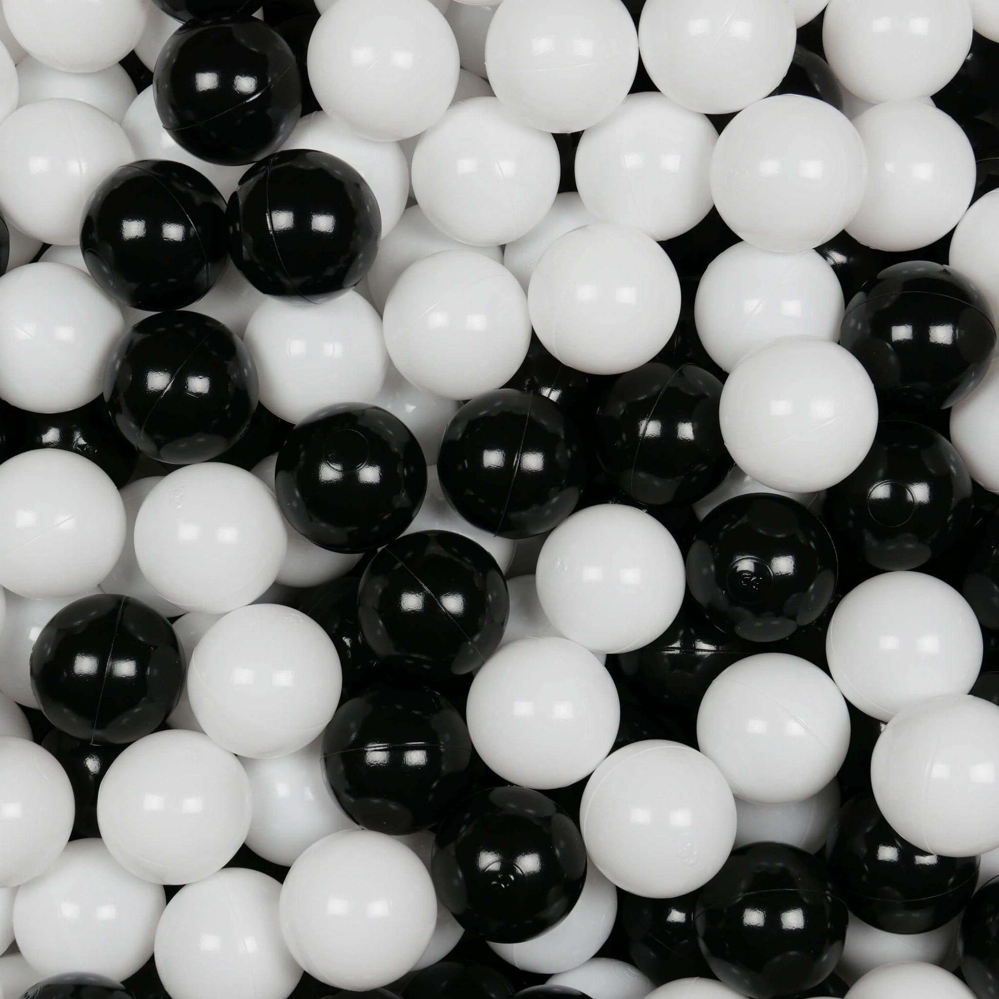 50 Spielbälle mit 7 cm Durchmesser, weiß und schwarz