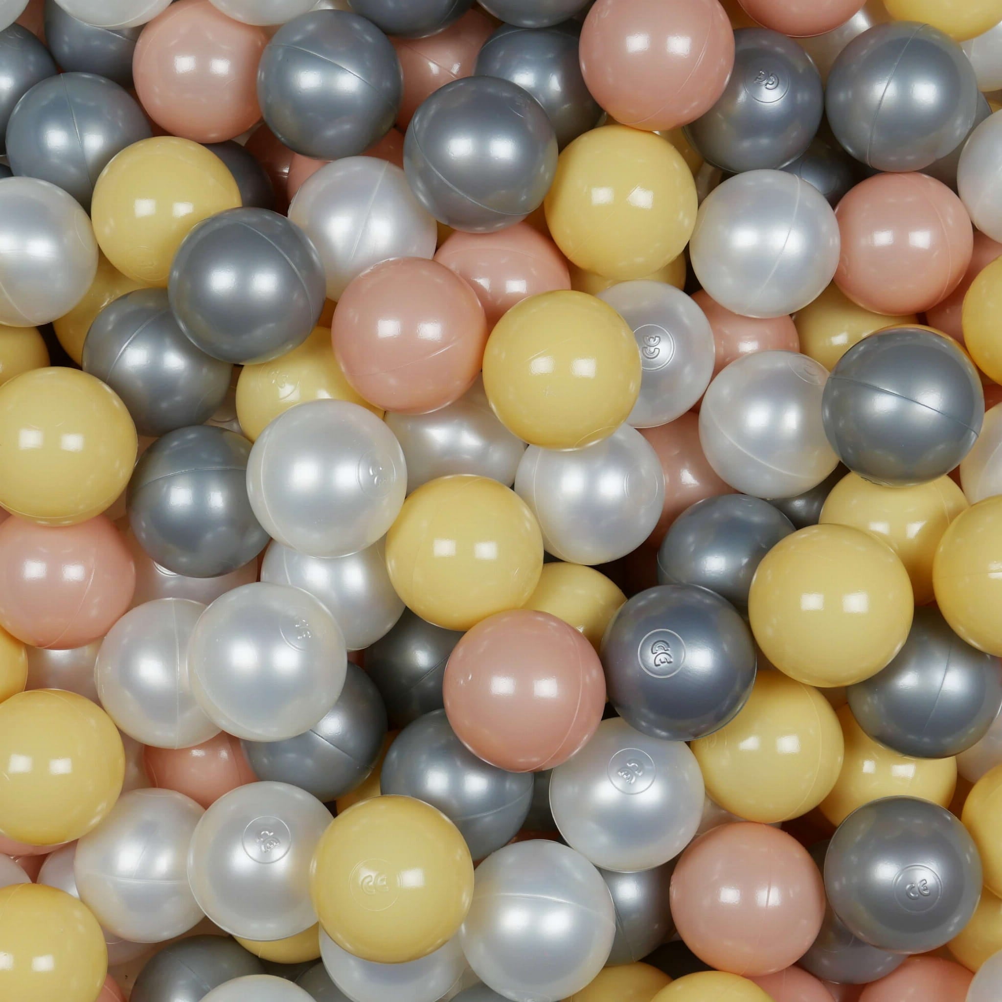 25 Spielbälle mit 7 cm Durchmesser in den Farben Perlmutt, Roségold, Beige und Silber.