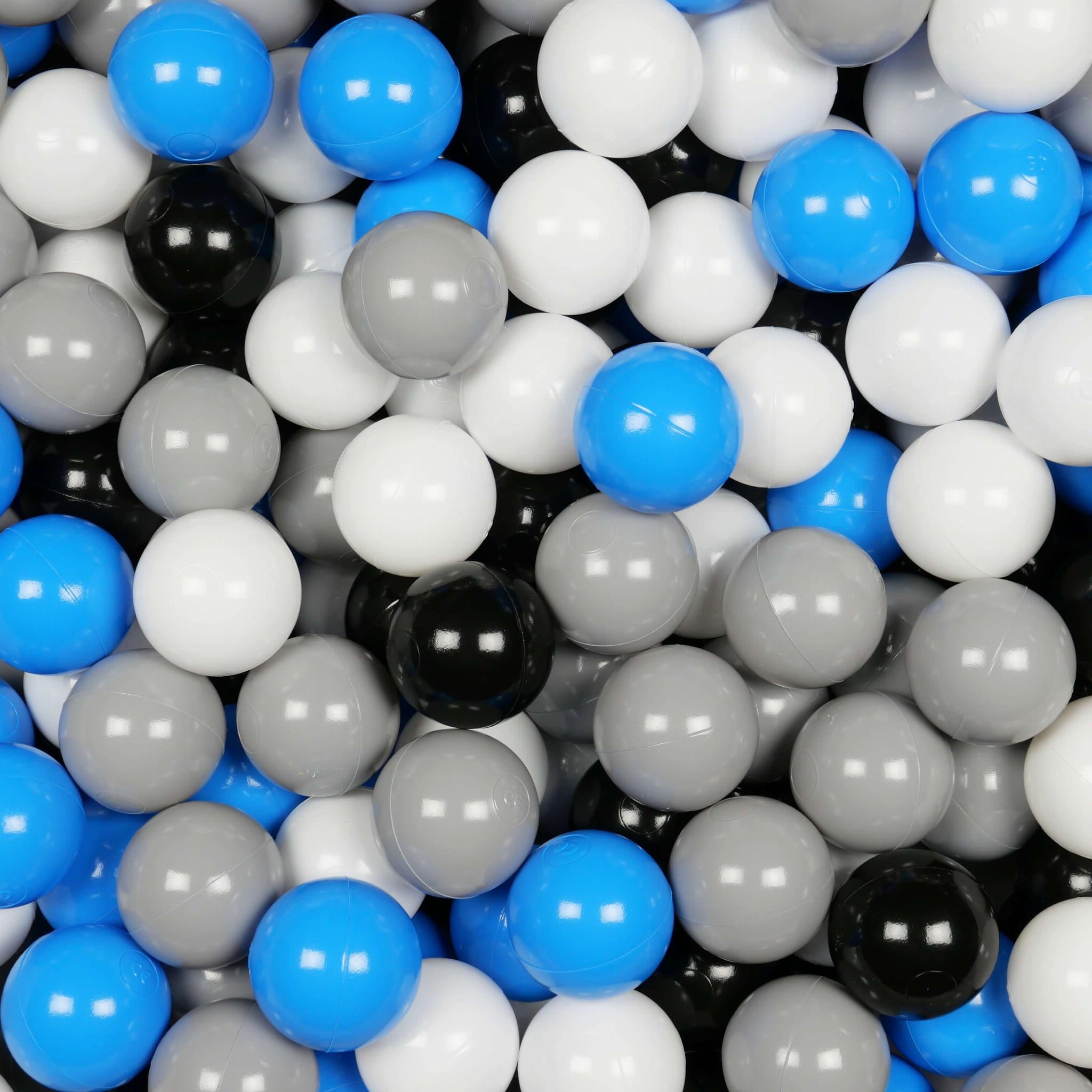 300 Stück Spielbälle mit 7 cm Durchmesser in Weiß, Grau, Blau und Schwarz.