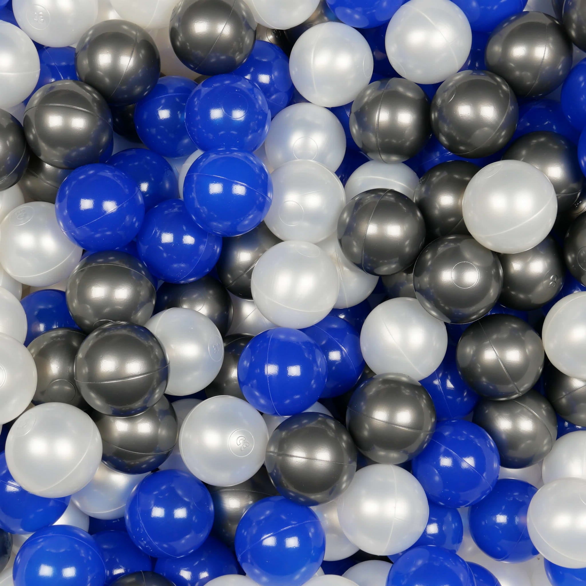 300 Spielbälle mit 7 cm Durchmesser in den Farben Perlmutt, Metallic-Graphit und Blau.
