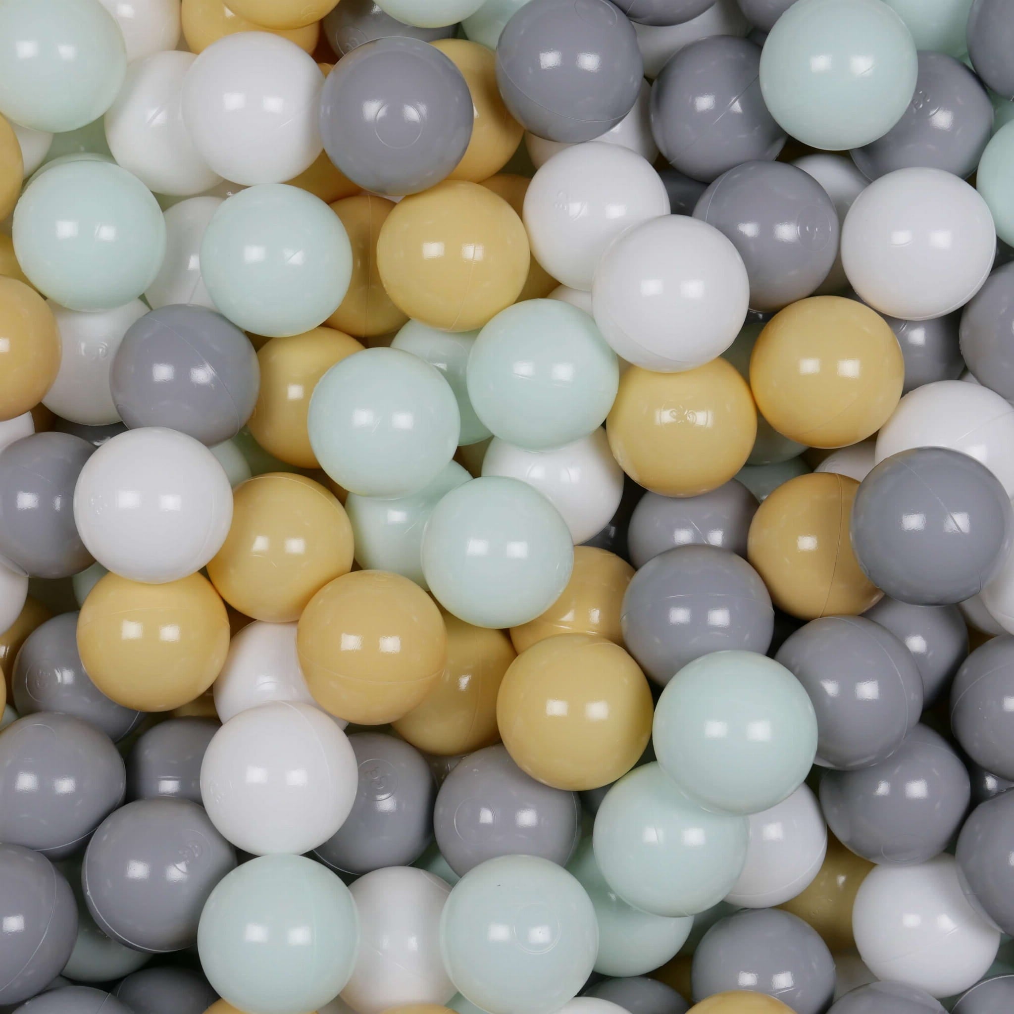 500 Stück Spielbälle mit 7 cm Durchmesser in Weiß, Hellgrün, Grau und Beige.