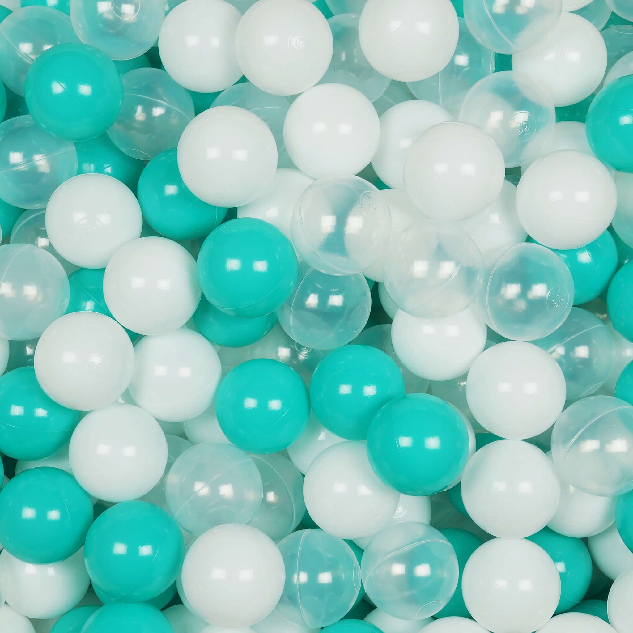 500 Stück Spielbälle mit 7 cm Durchmesser in Weiß, Transparent und Türkis.